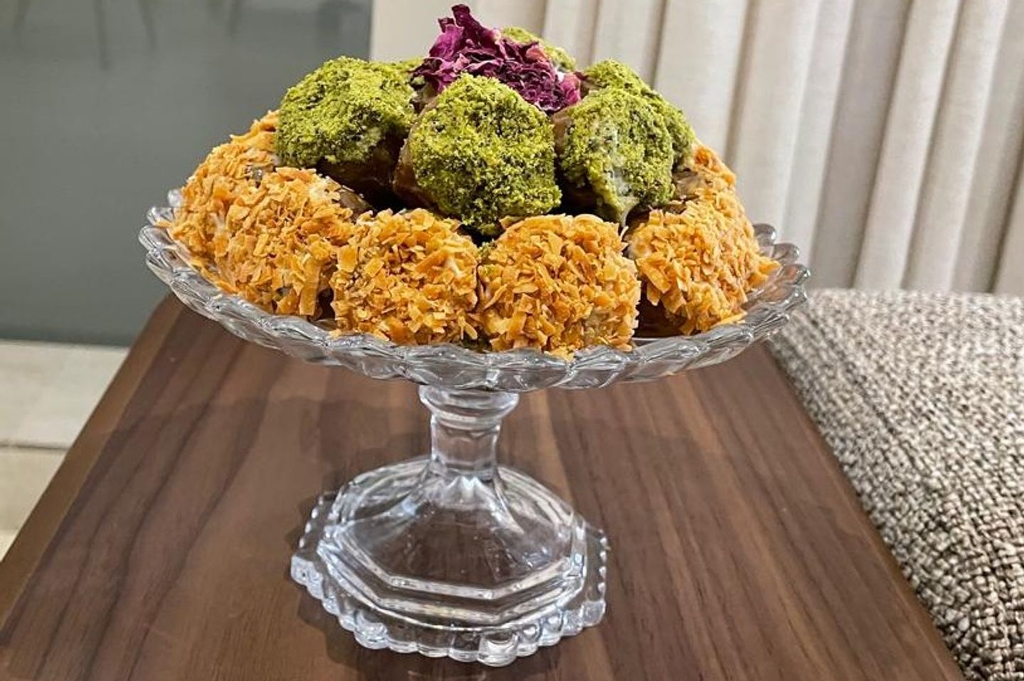 سكري ملكي محشي ومزين بالمكسرات حجم صغير