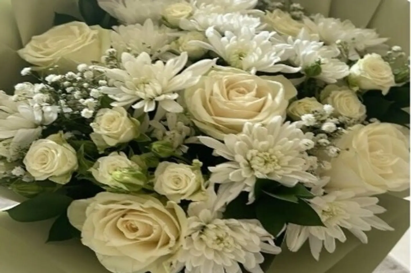 ورد أبيض، كريز، وبيبي روز ٢