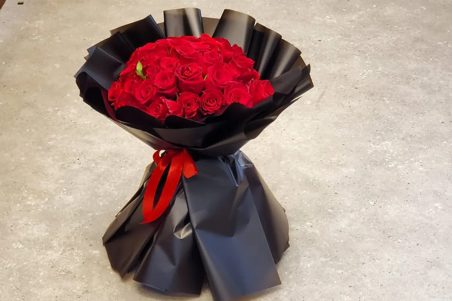 باقه ورد احمر تغليف اسود