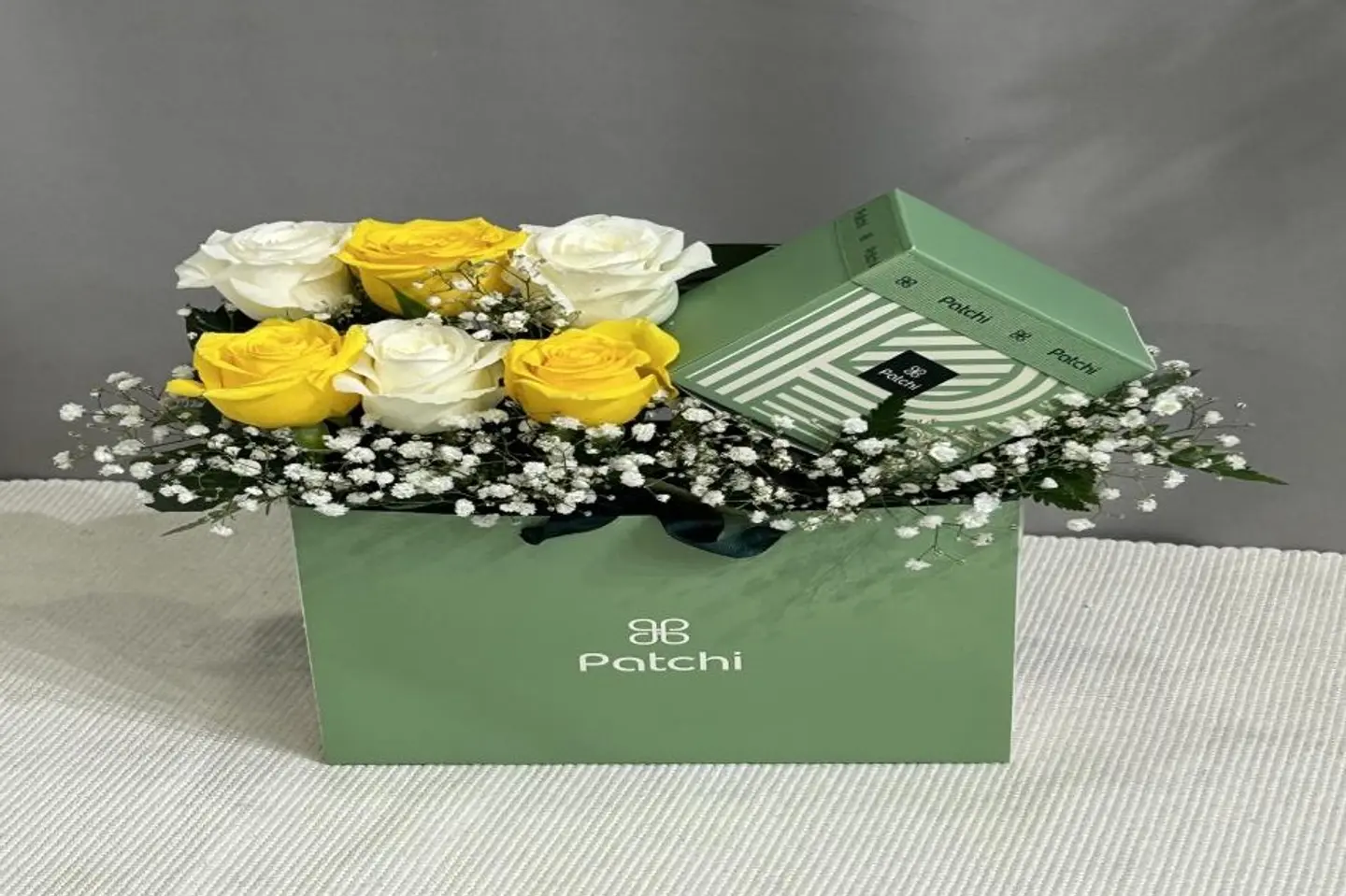 باتشي مع جوري ابيض واسود