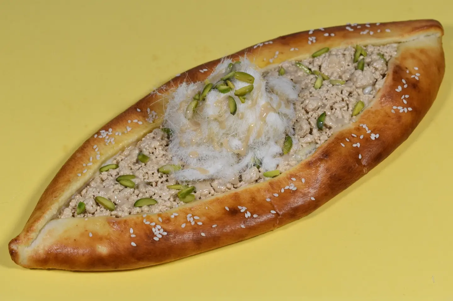حلاوة طحينية مع فستق حلبي