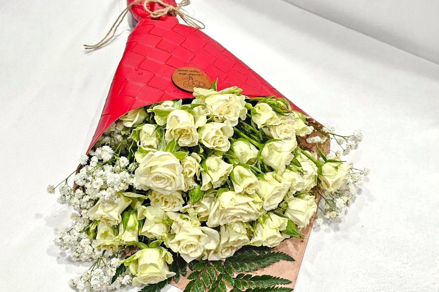 جوري ابيض مع التغليف الاحمر