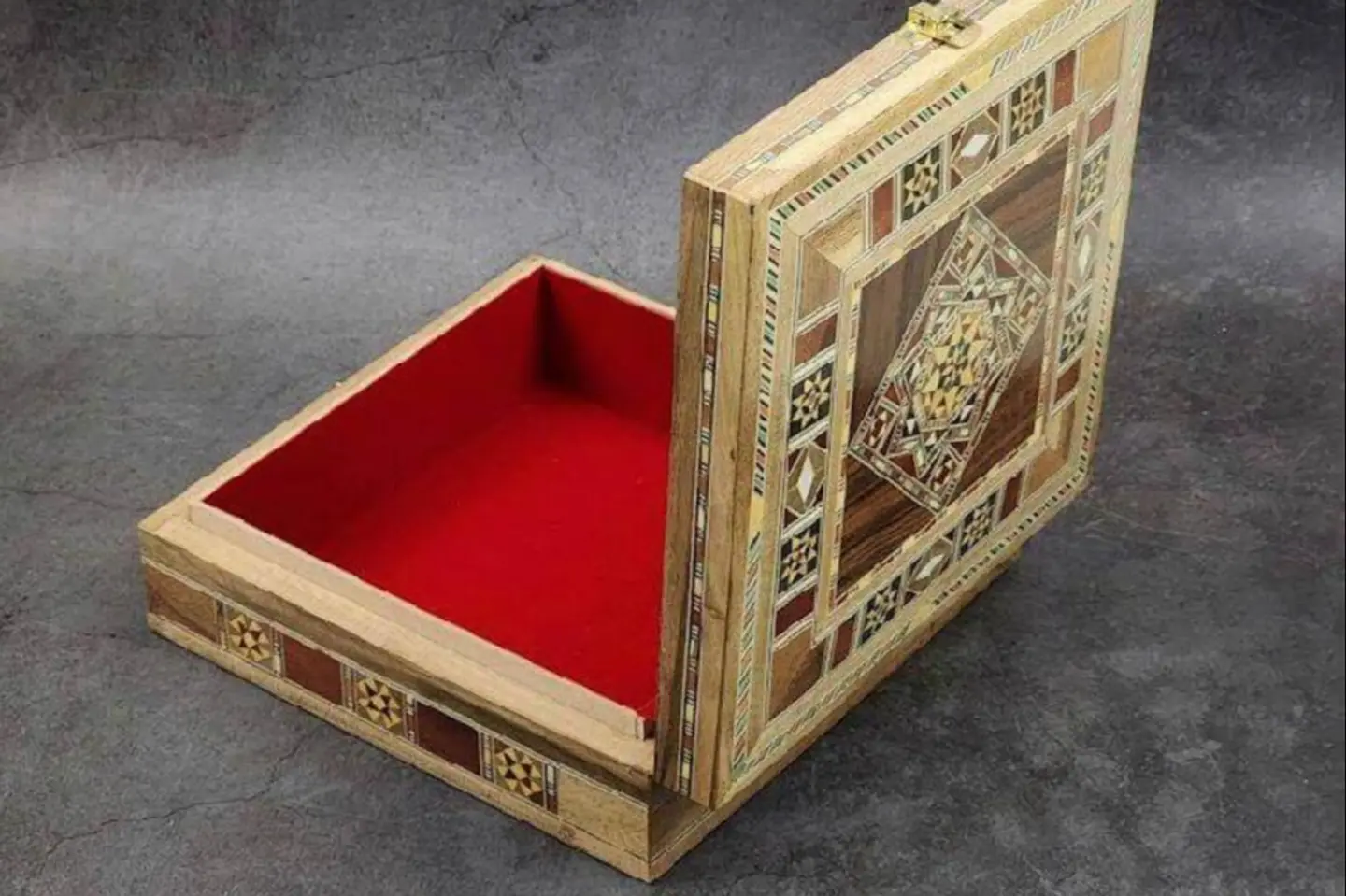 صندوق خشب مربع وسط