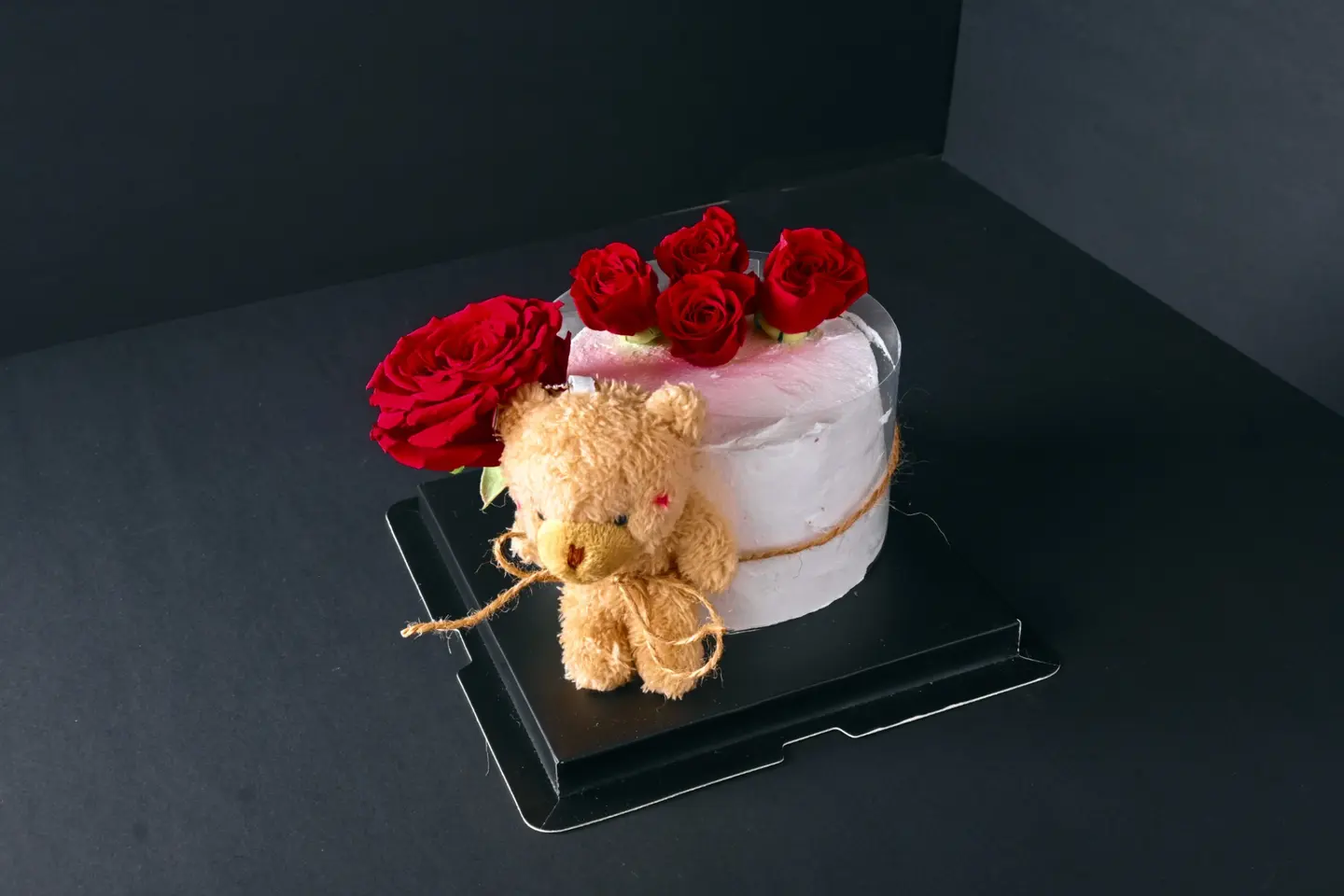 كيكة تيدي بير بالورود الحمراء