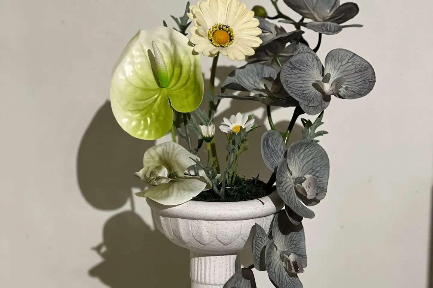 فازة بزهور بيضاء