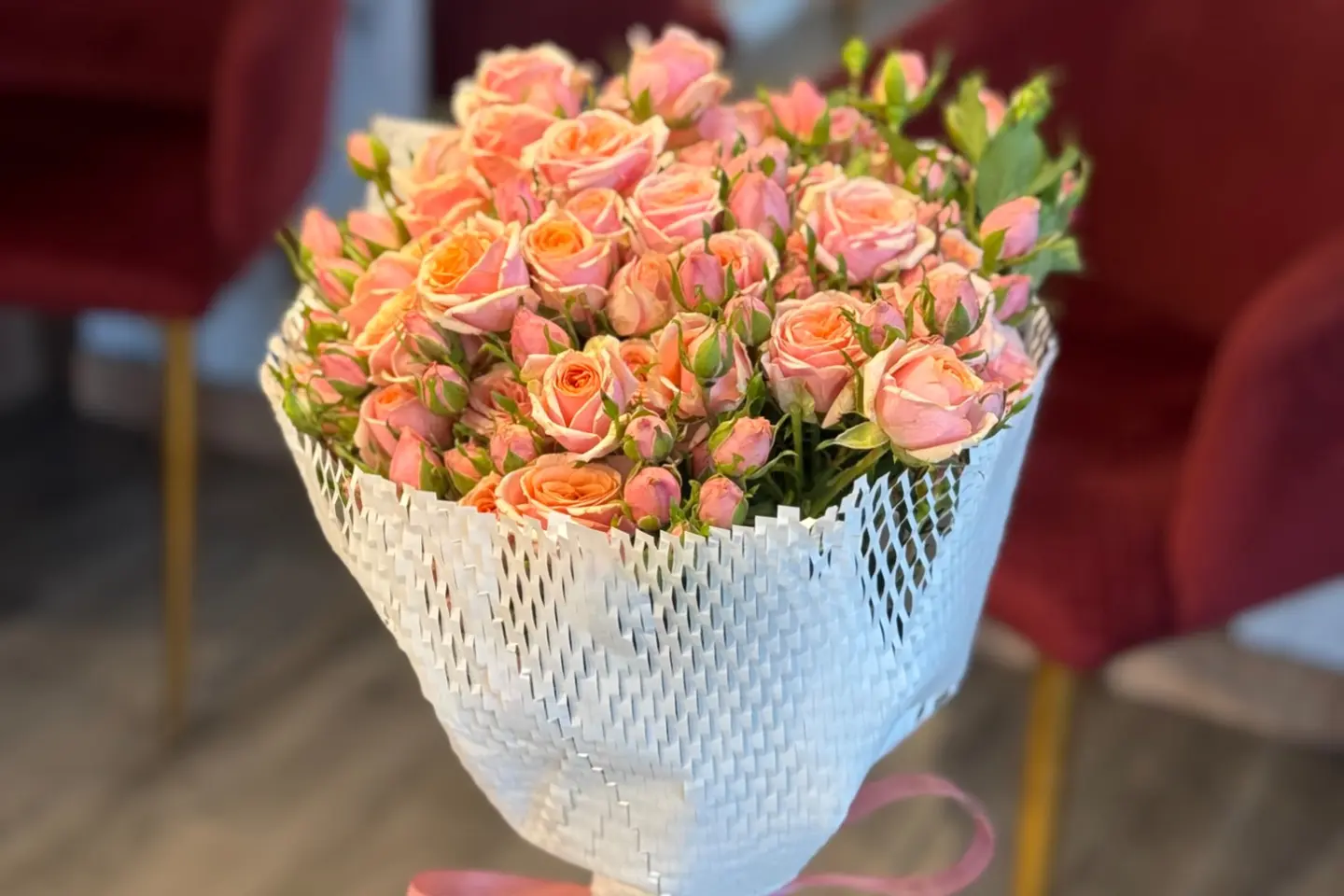 باقة مميزة بغلاف ابيض شبك مميز