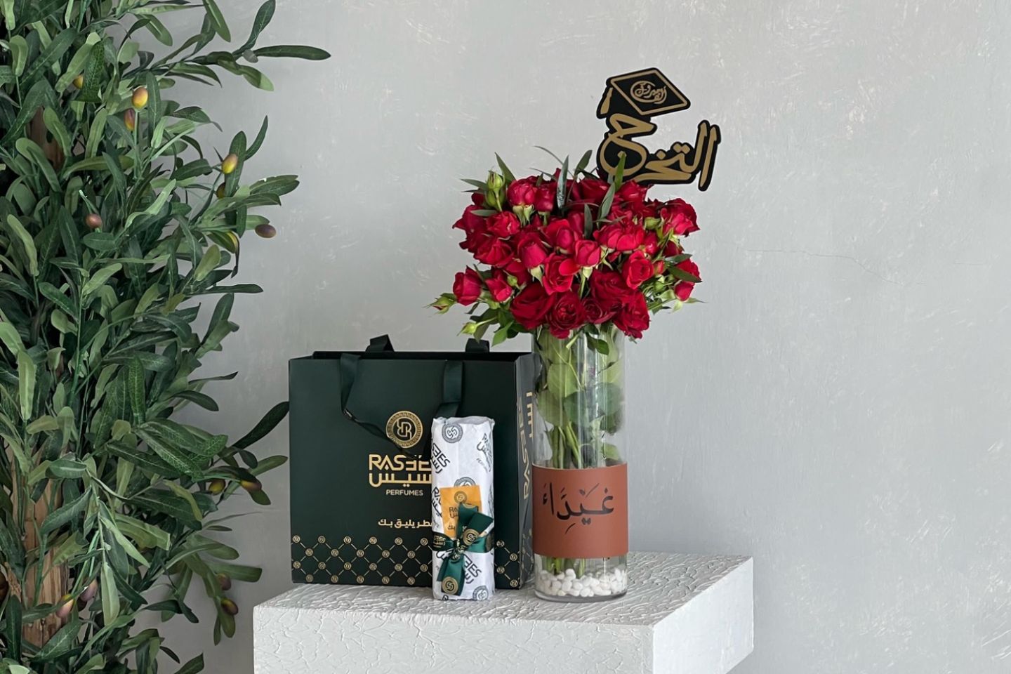 بكج المتخرجه عطر وفازة ورد