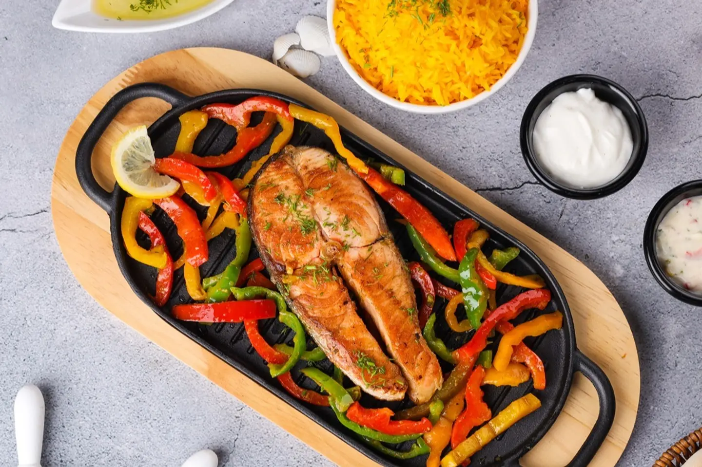 سلمون مشوي بالأعشاب