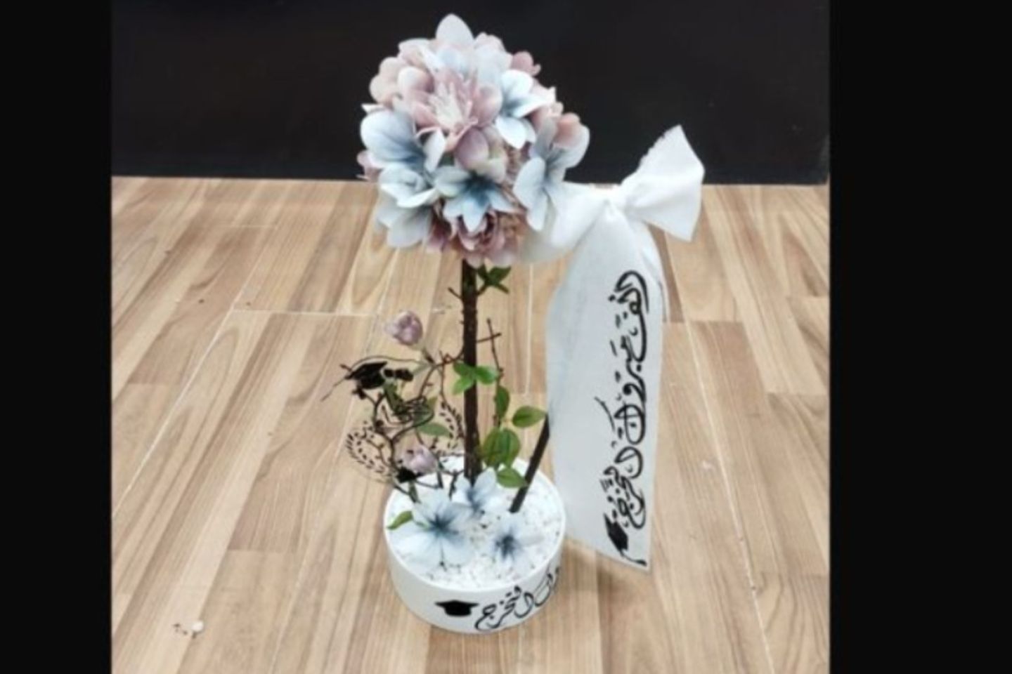 فازة سيراميك مع شريطة التخرج