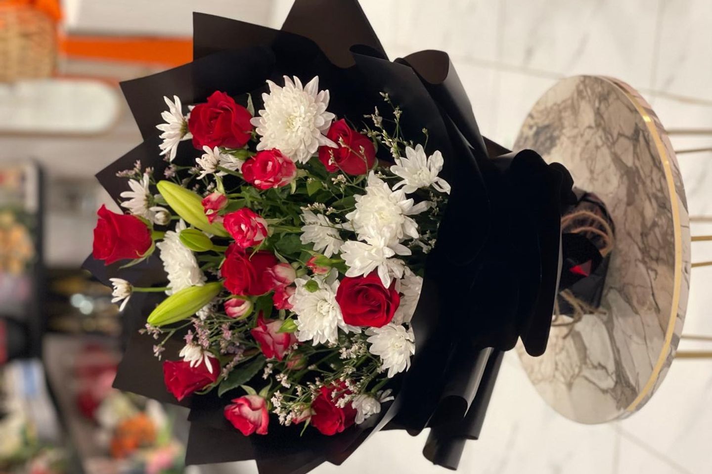 ب ‏باقة ورد ورد أحمر أبيض