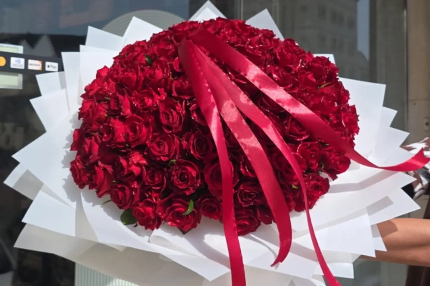 باقة ورد كبيره ١٠٠ وردة