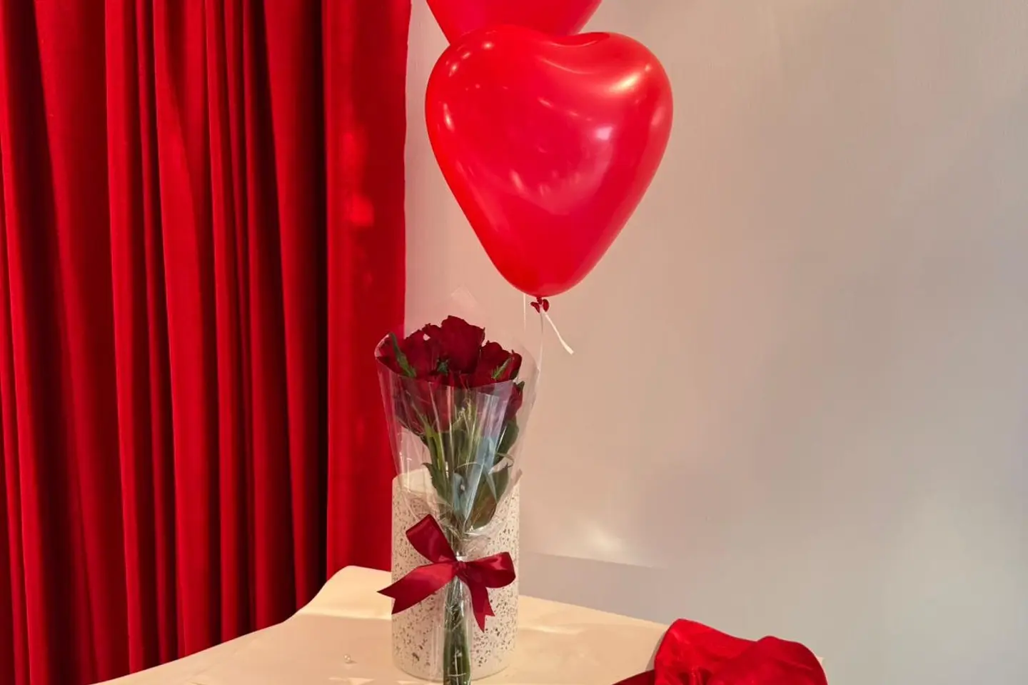 باقة يوم الحب سته مع بالون