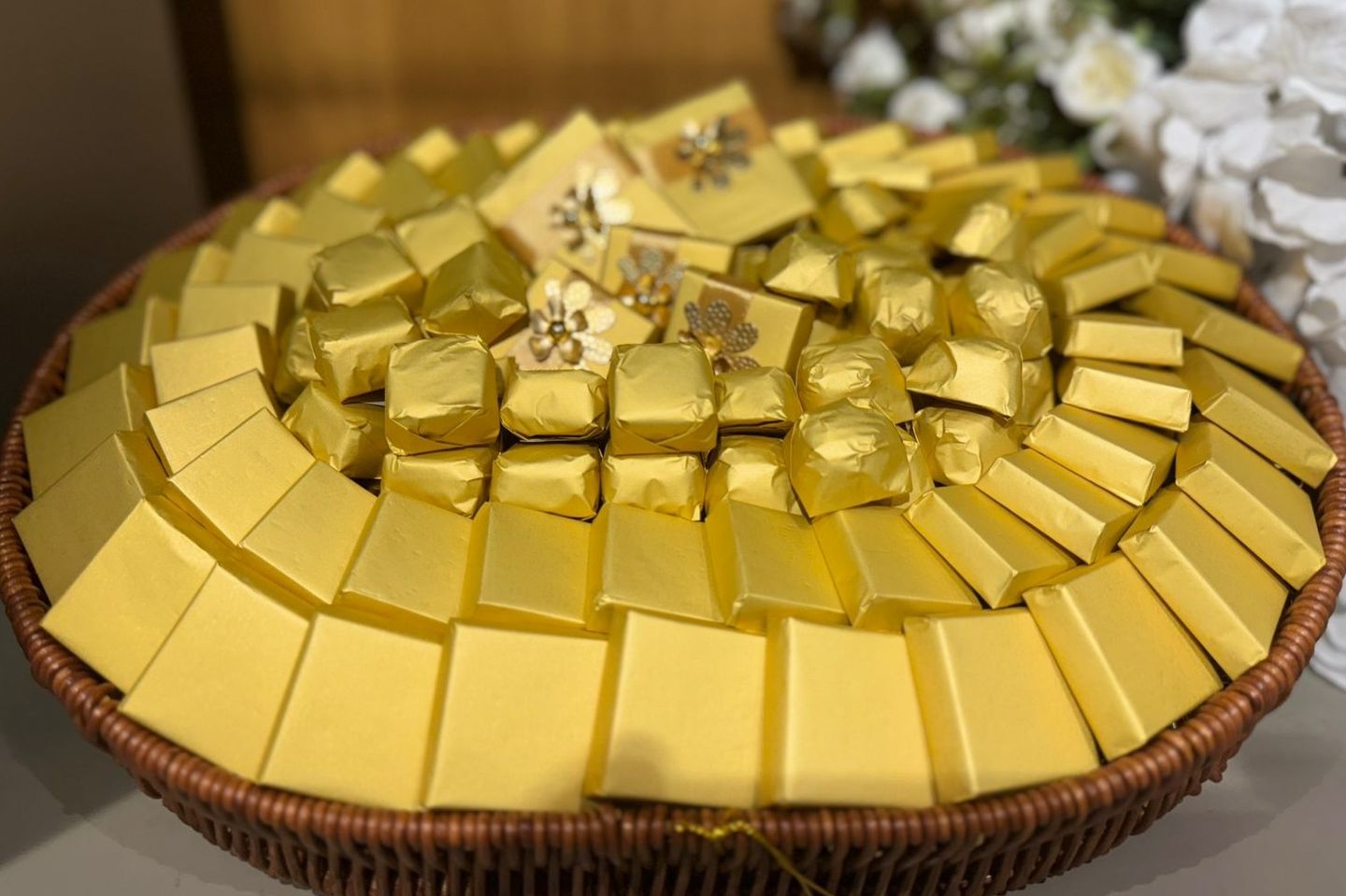 سلة شوكولاته بيضاوى ذهبى لارج ٣٦٣٣٠