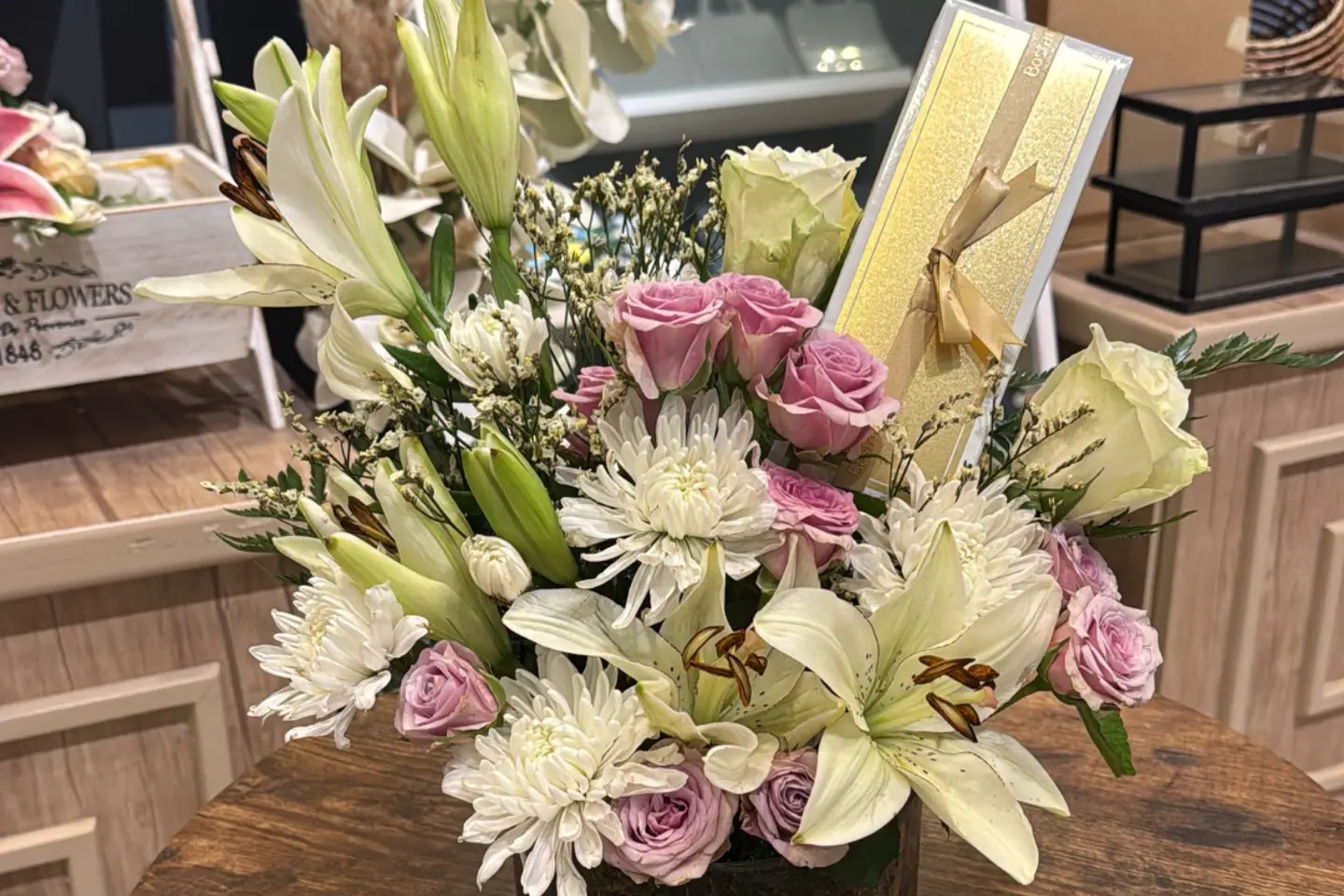 Natural Rose Vase With Postani Chocolate