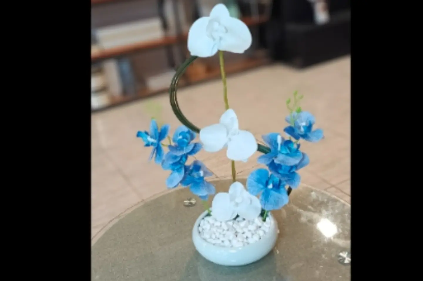 Plastic Flowers And Stend Clor Blu