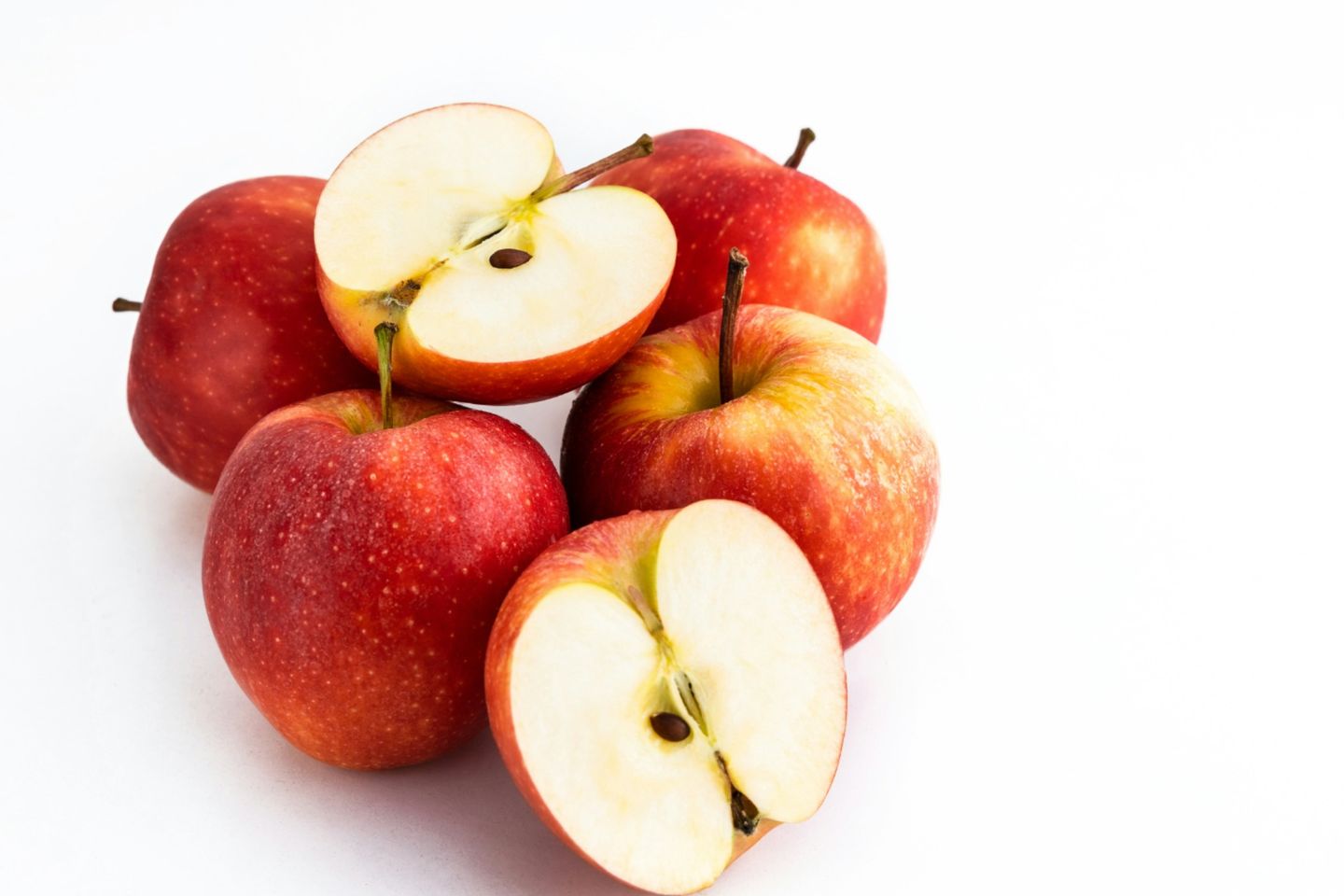 قطع تفاح احمر طازج