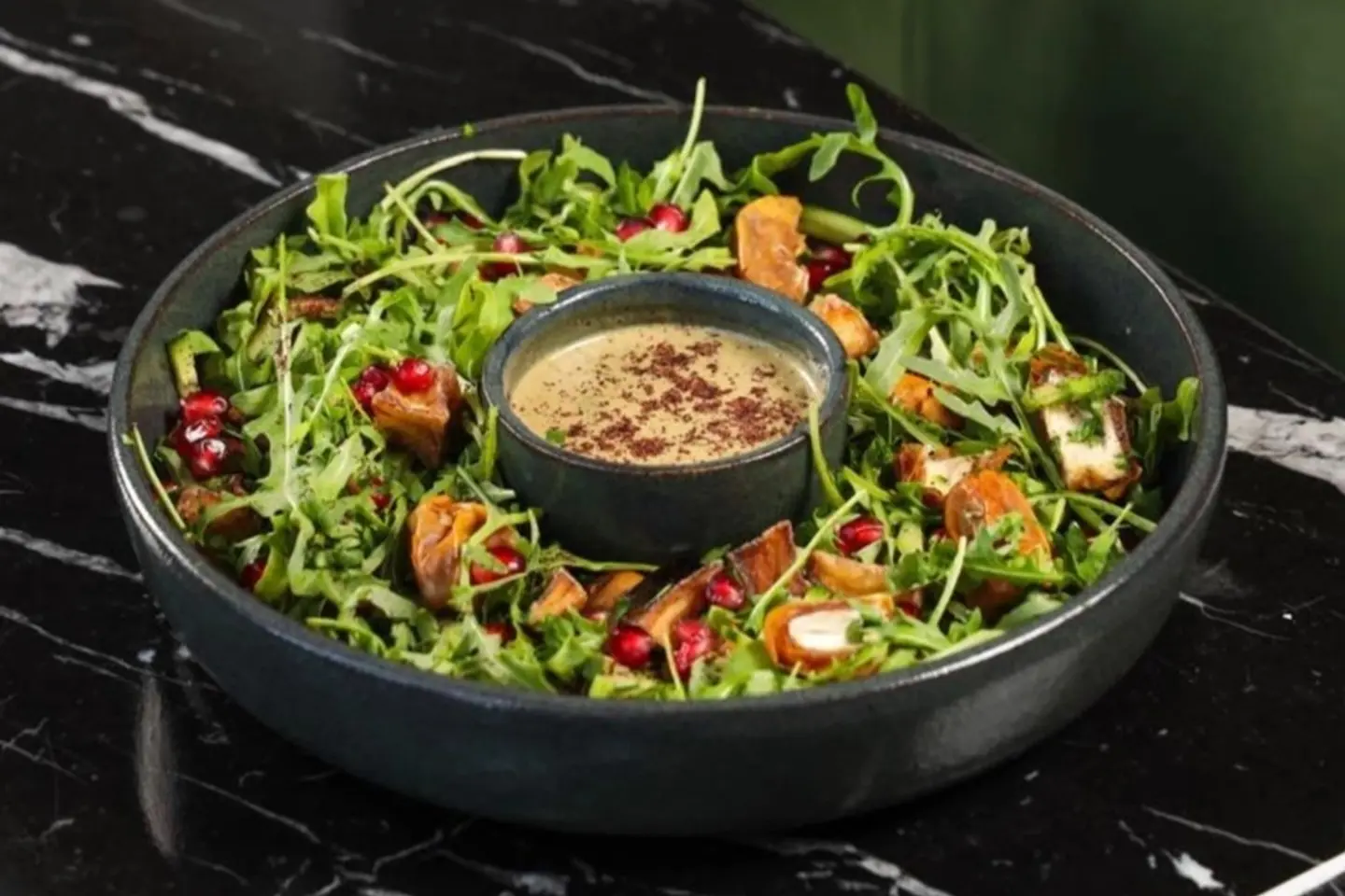 سلطة الحديقة بالتمر