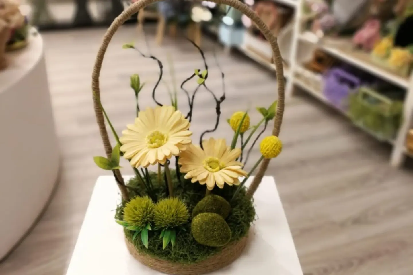 سلة انيقة مزينة ورود عباد الشمس