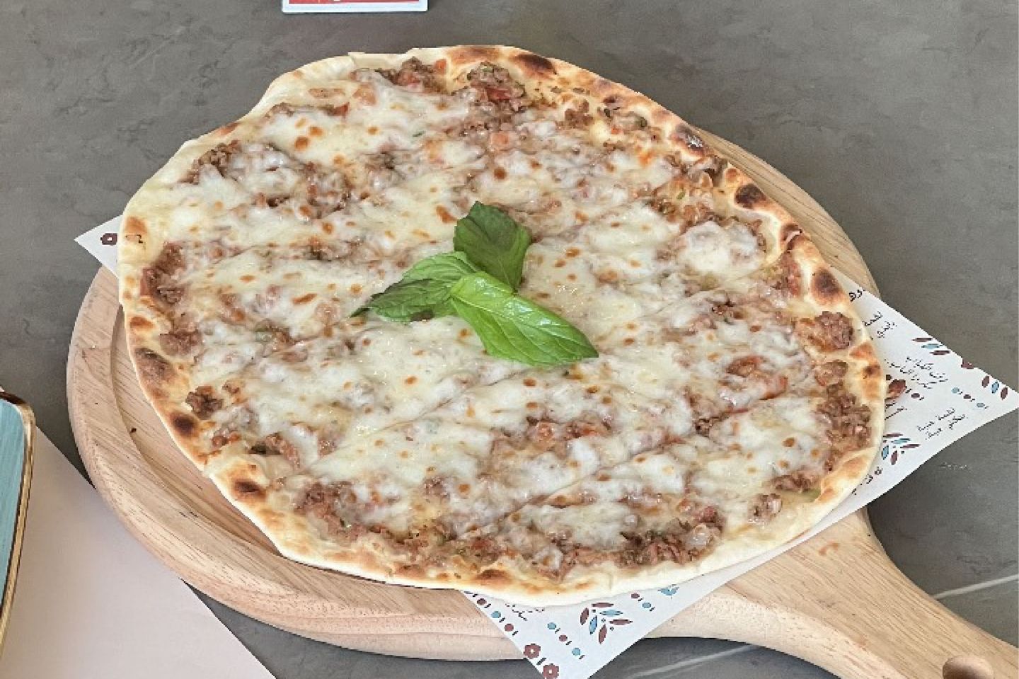 منؤوشة لحم بالجبن