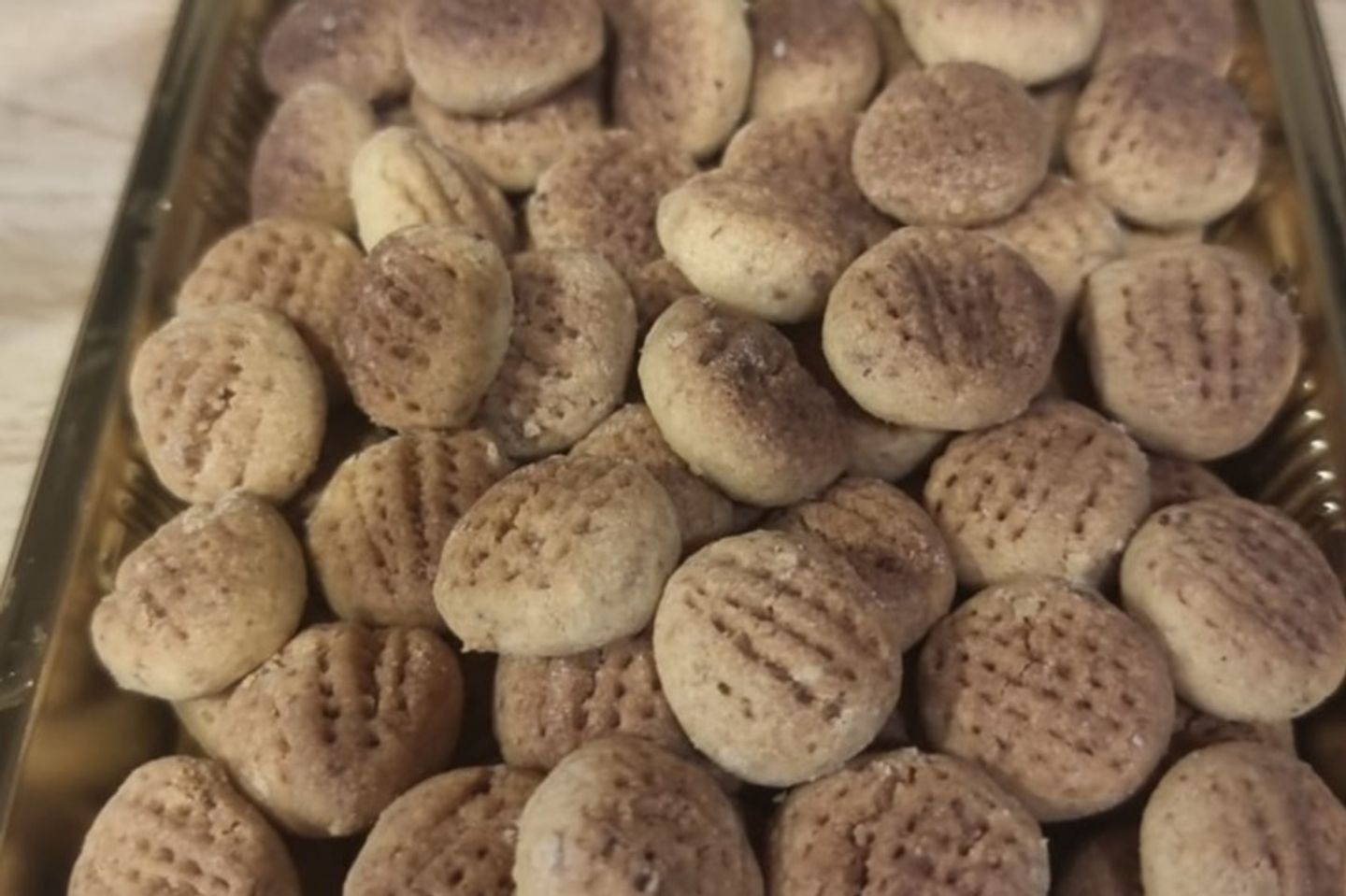 اصغر غريبه باللوز