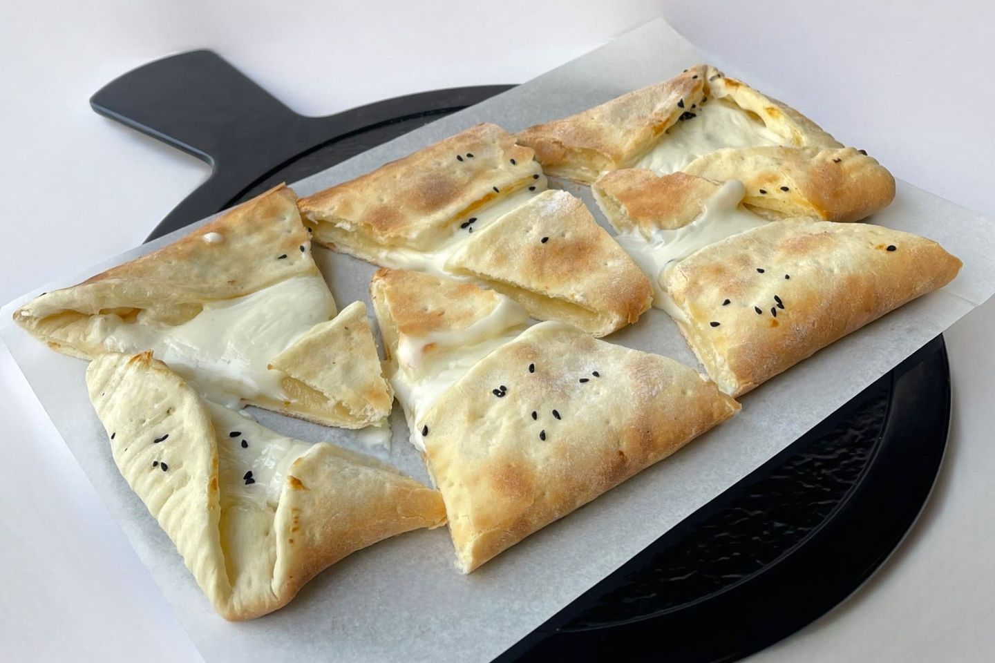 مناقيش الجبنة السائلة