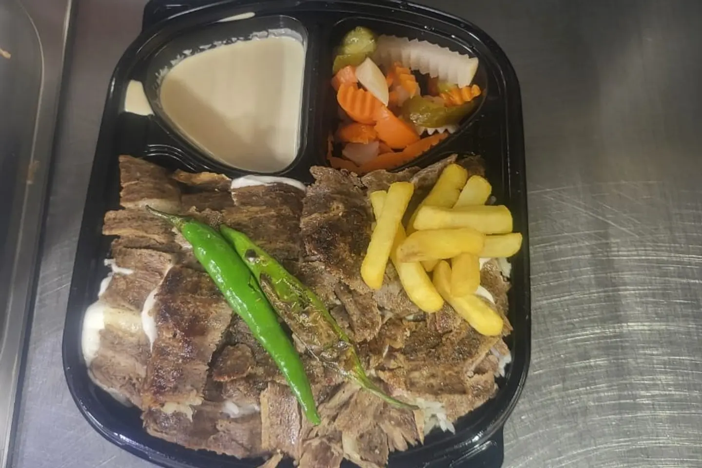 وجبه دجاج شرائح بالرز والصوص