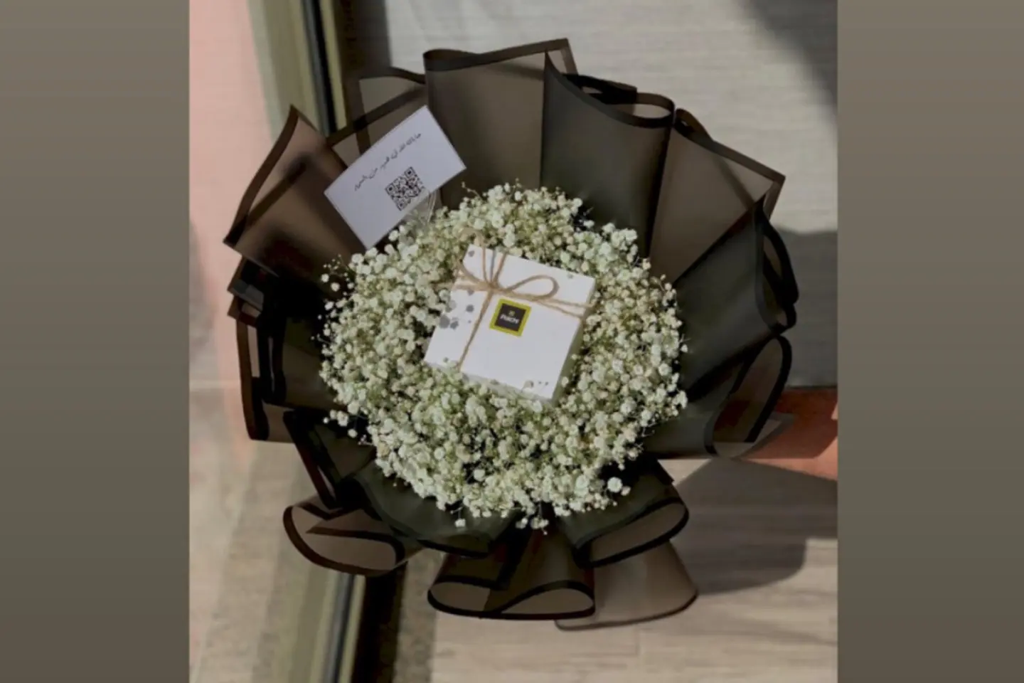 Gypsum Bouquet With Elegant Patchi