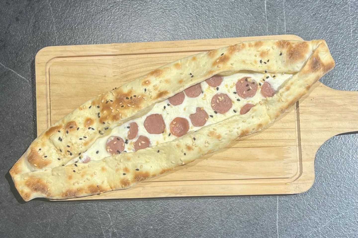 فطيرة نقانق مع جبن