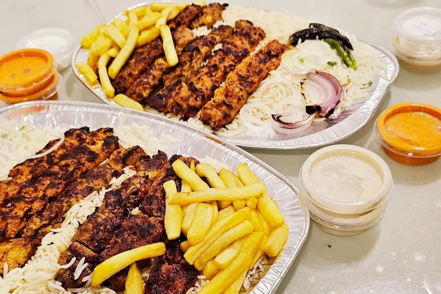 صحن واحد كيلو مشكل مكون من ١٢ سيخ مع الرز والبطاطس والسلطات
