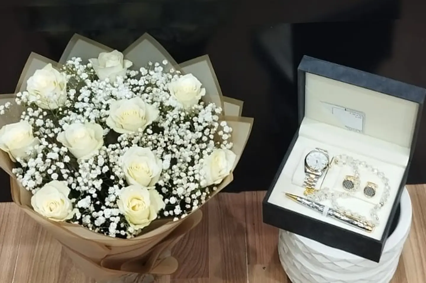 Ensemble élégant Pour Homme Avec Un Bouquet De Roses Blanches