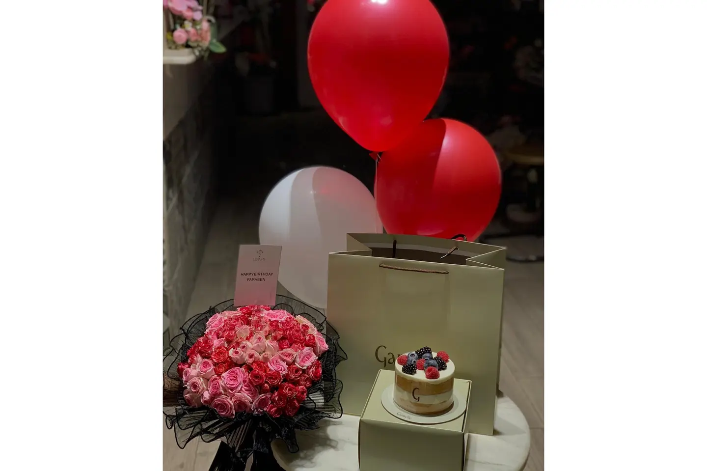 هدية كيك توت وورد وبالون ١