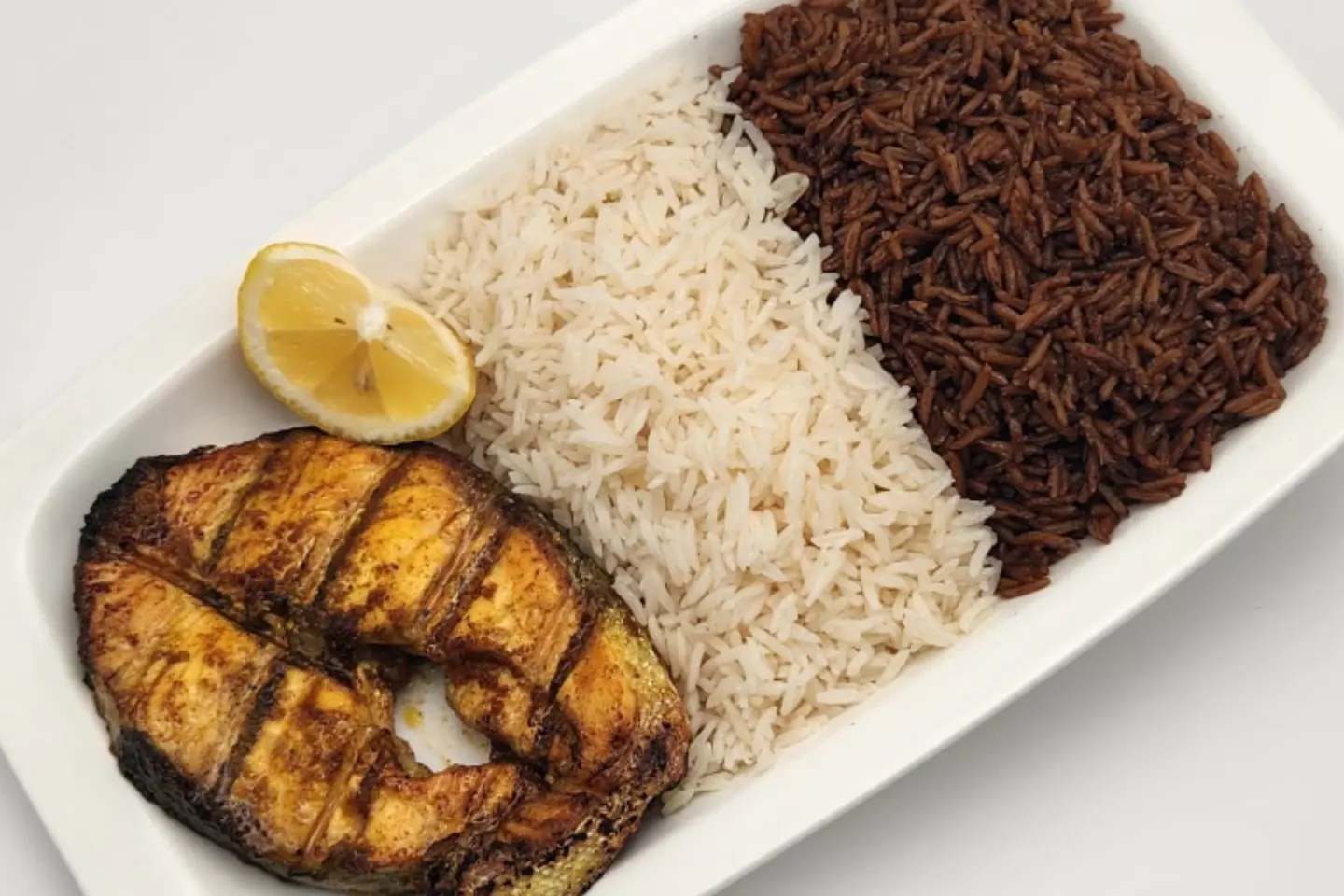 وجبة سالمون مشوي