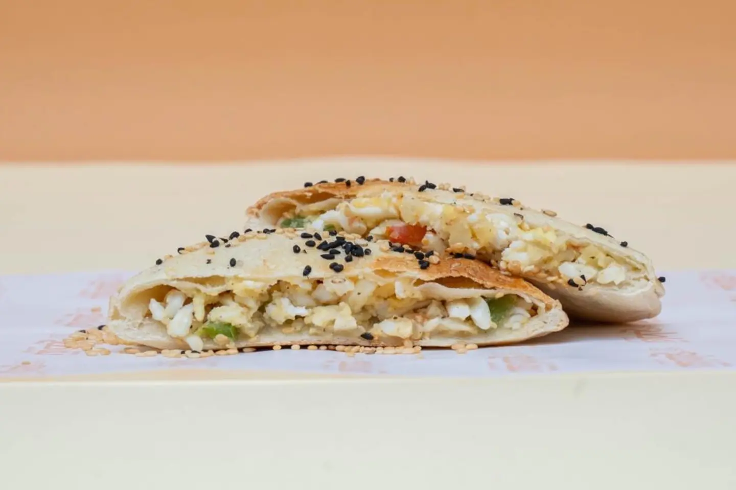 بيض السبعينات بالجبنة والصوص