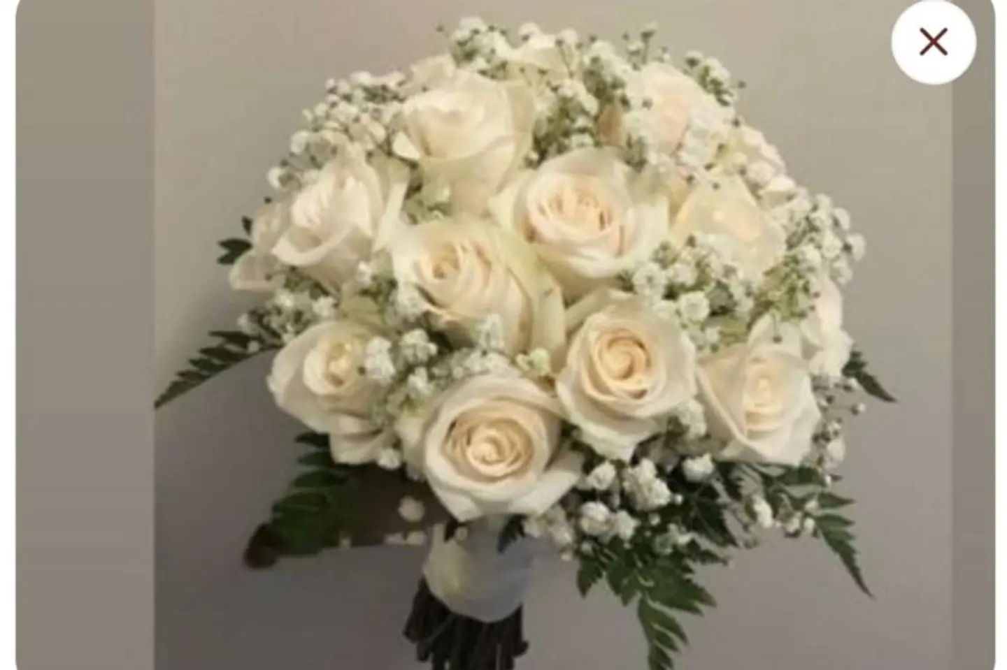 مسكة جوري ابيض مع اكسسوارات