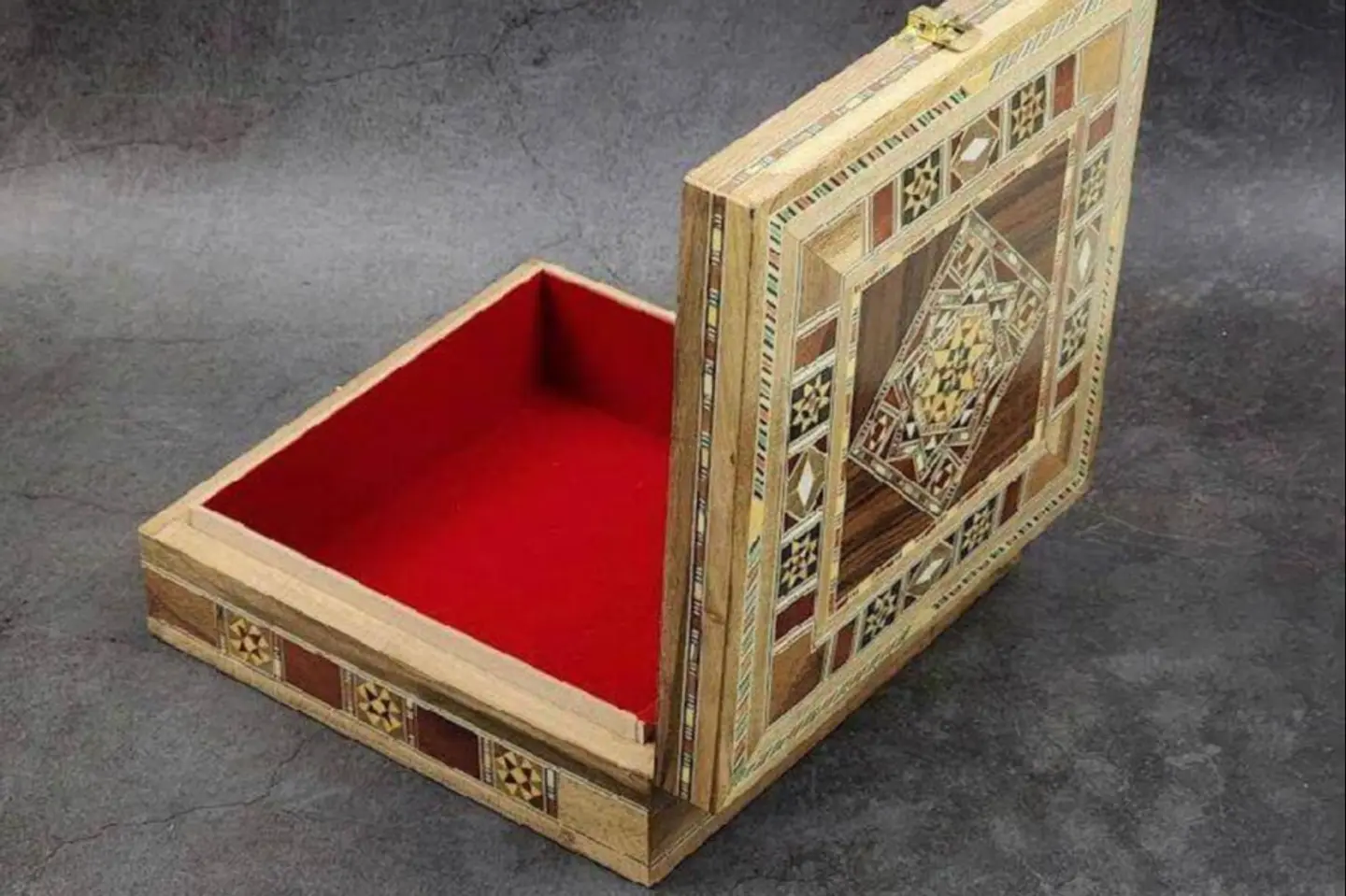 صندوق خشبي صغير