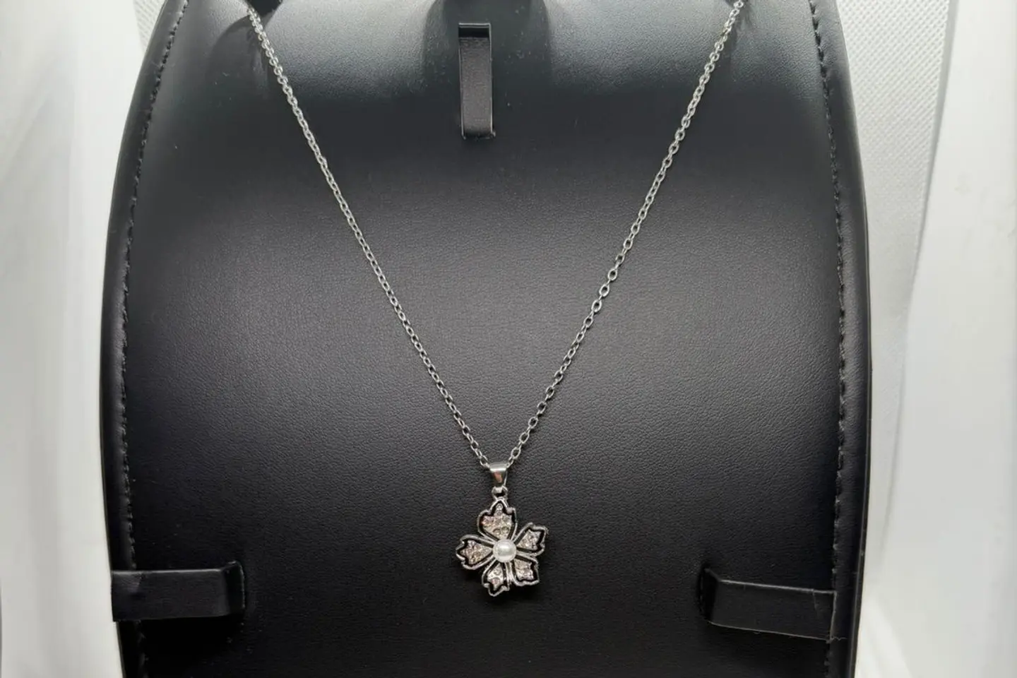 سلسال نسائي بتصميم أنيق;