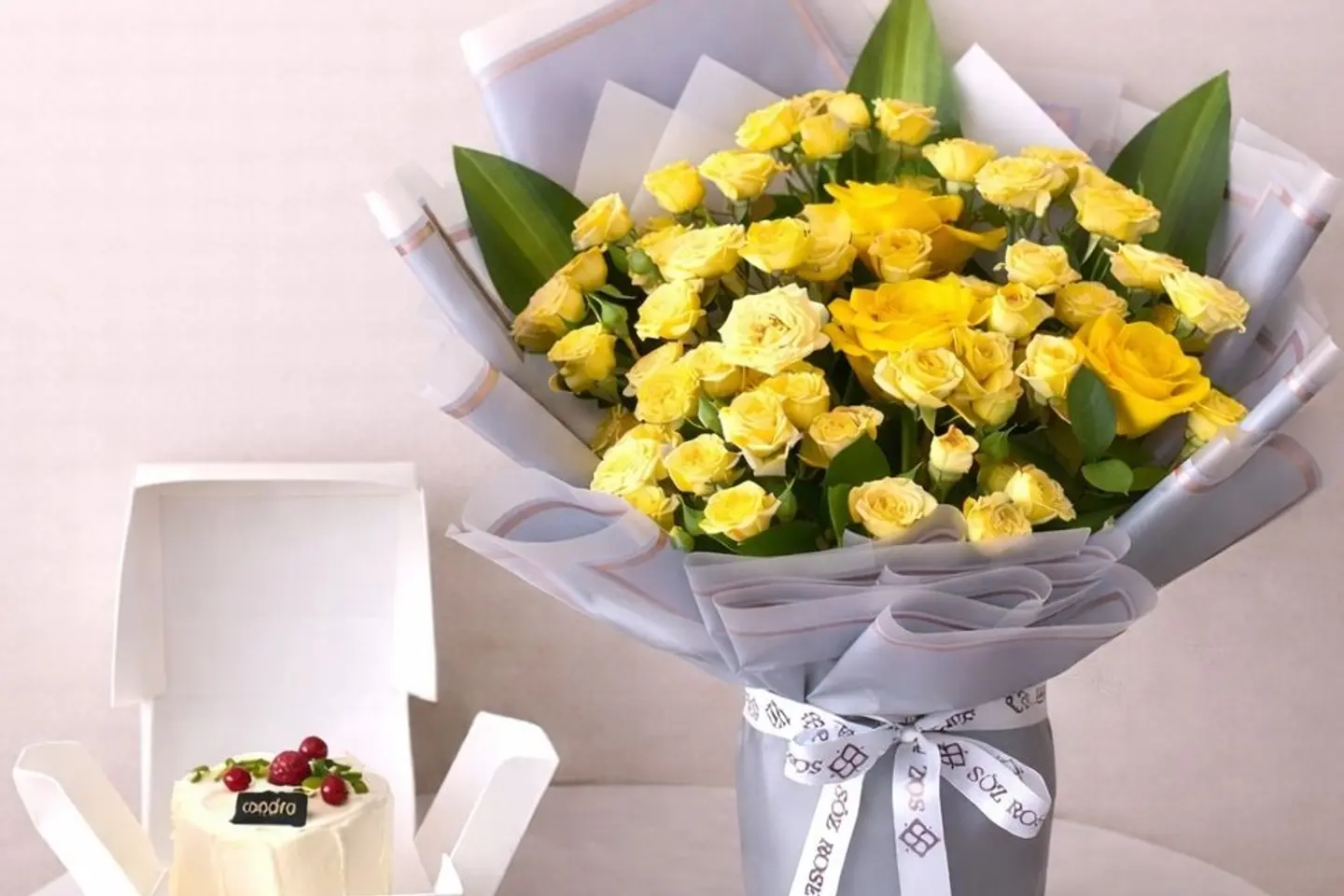 باقة ورد مع كيكة كاندير