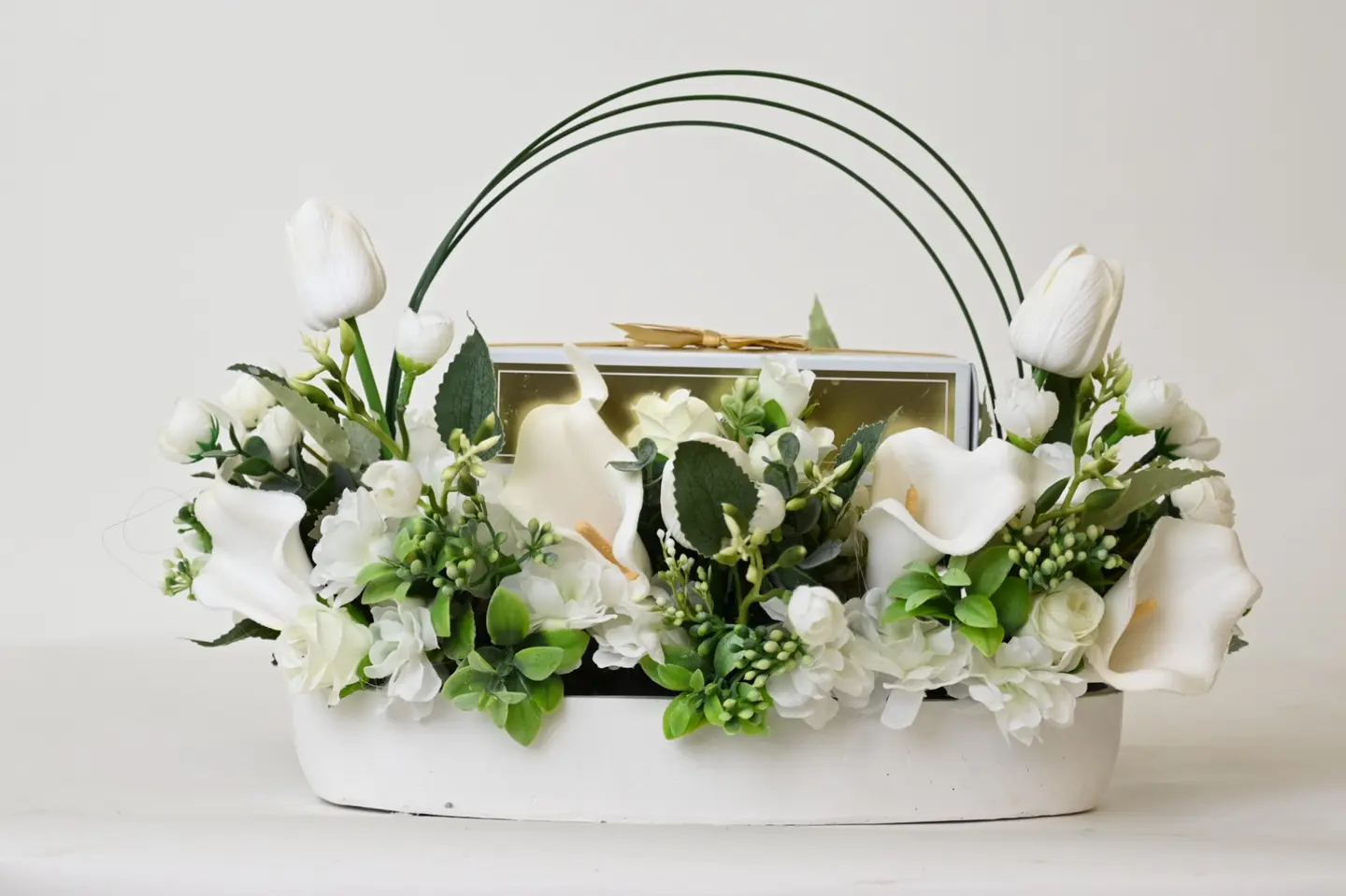 فازة ورد ابيض وشوكولا