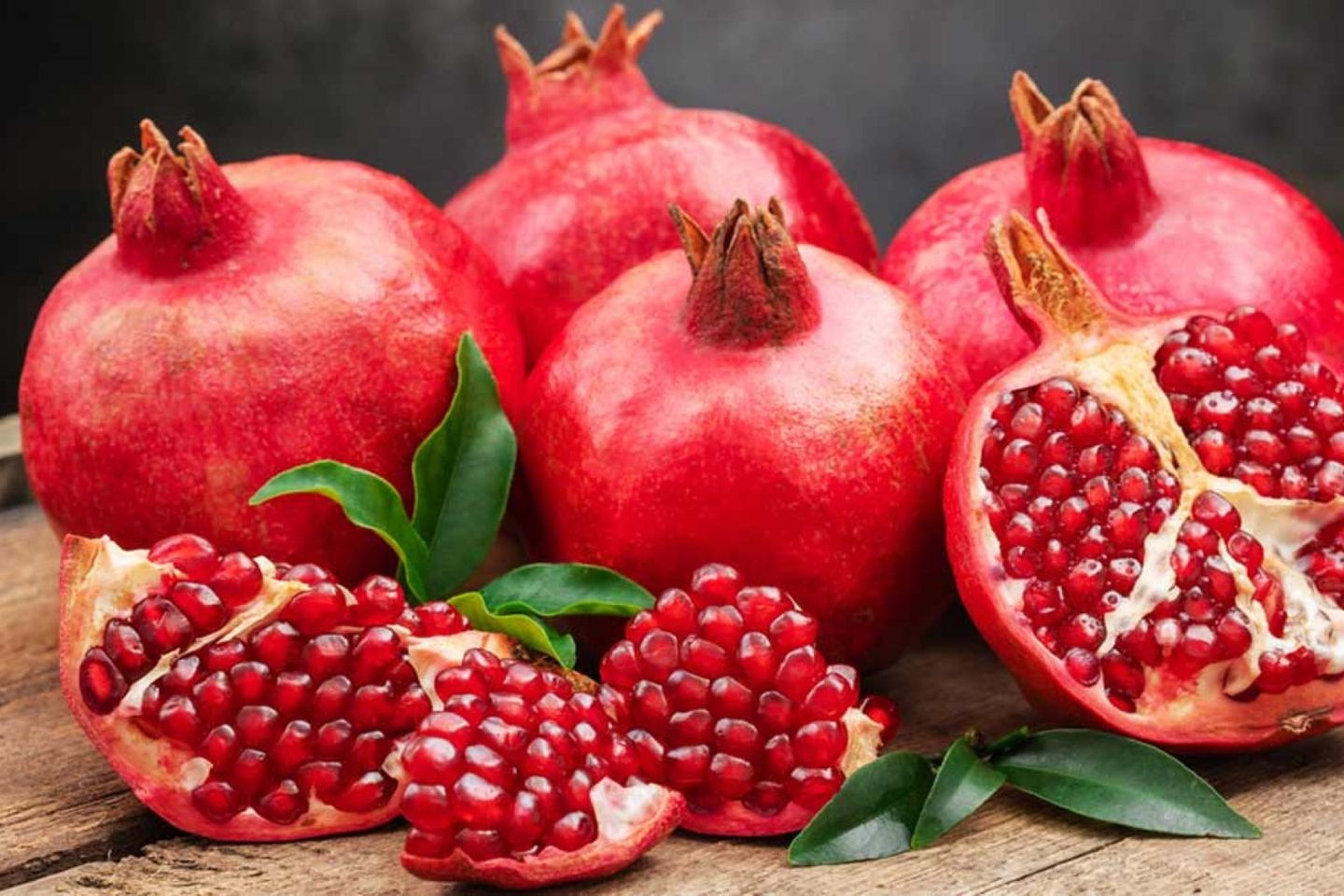 حبات الرمان طازج