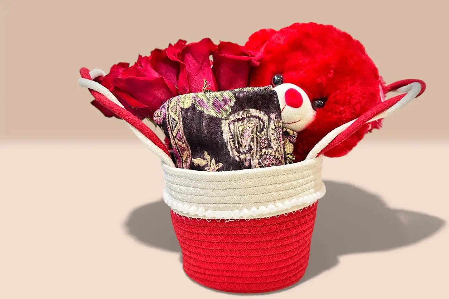 يوم الحب- سله مع الورد والدبدوب والشال