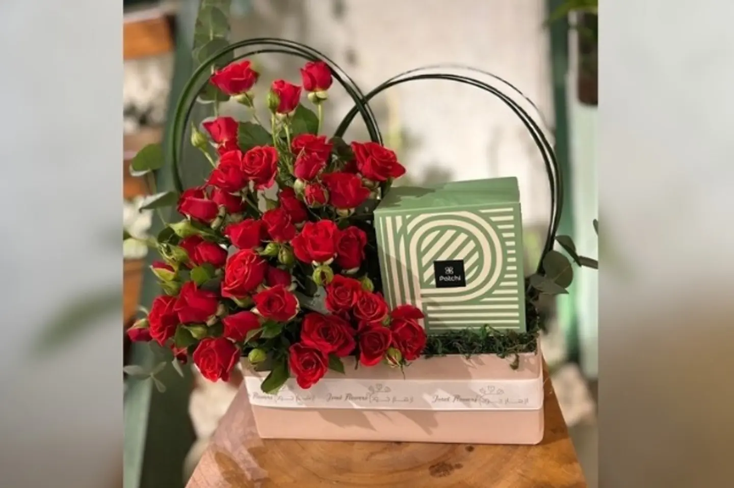 شوكولاتة بتنسيق ورد احمر