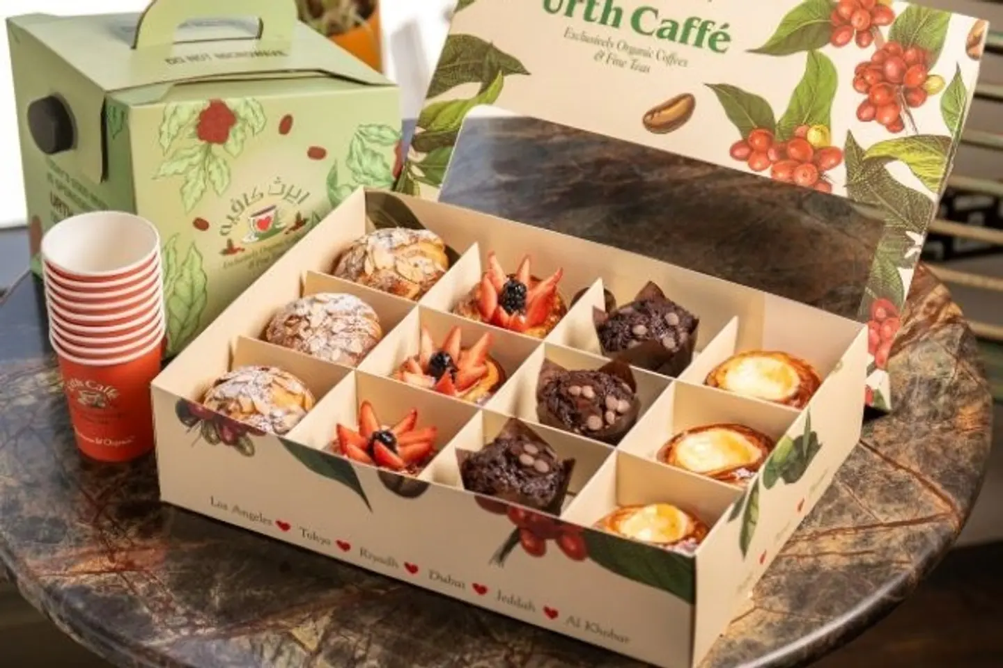 مجموعة حلويات رمضان مع علبة قهوة