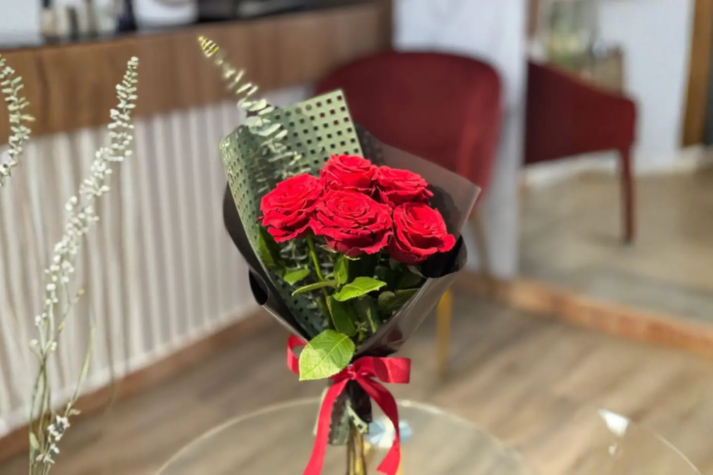 باقة ورد صغيرة جوري احمر غلاف اسود ٥