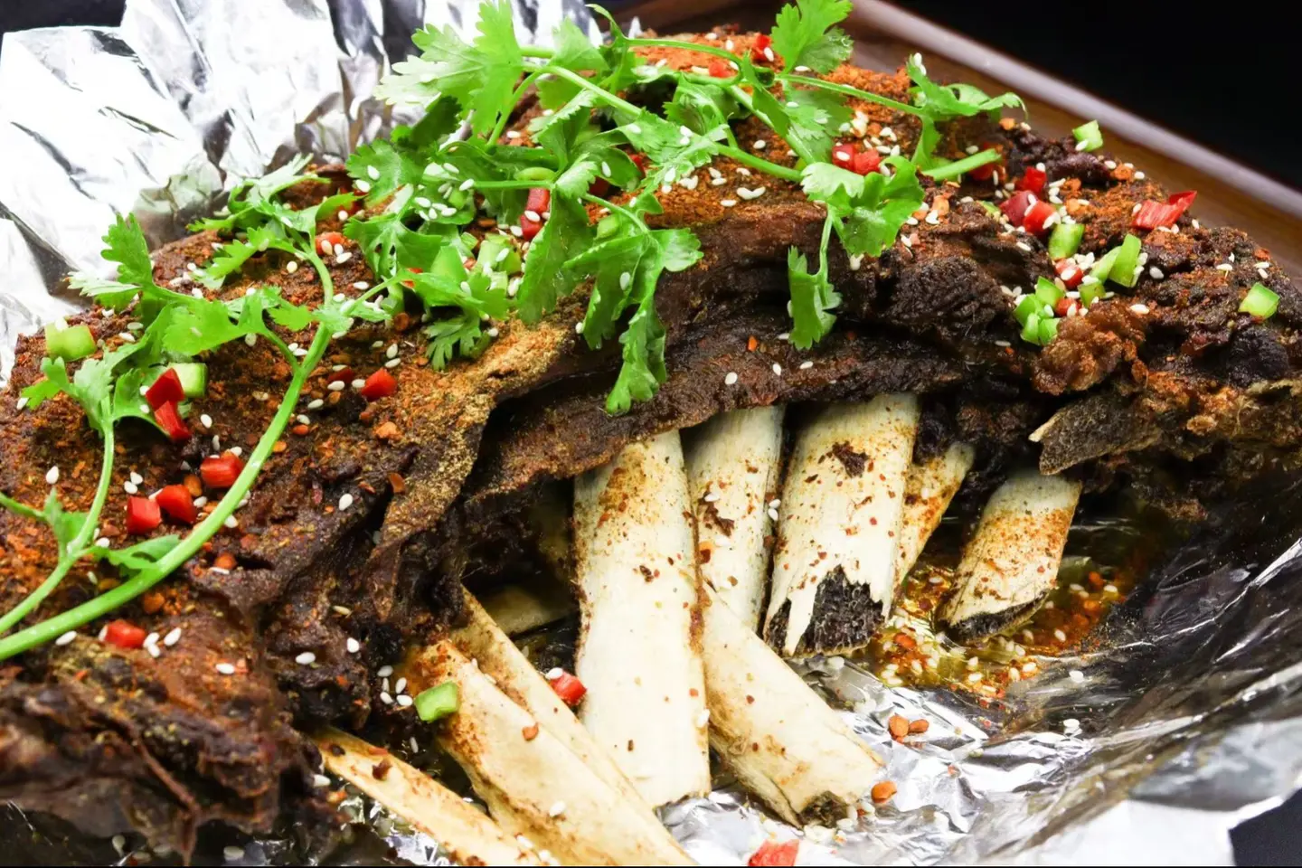 ضلوع لحم الضأن المشوية الحارة