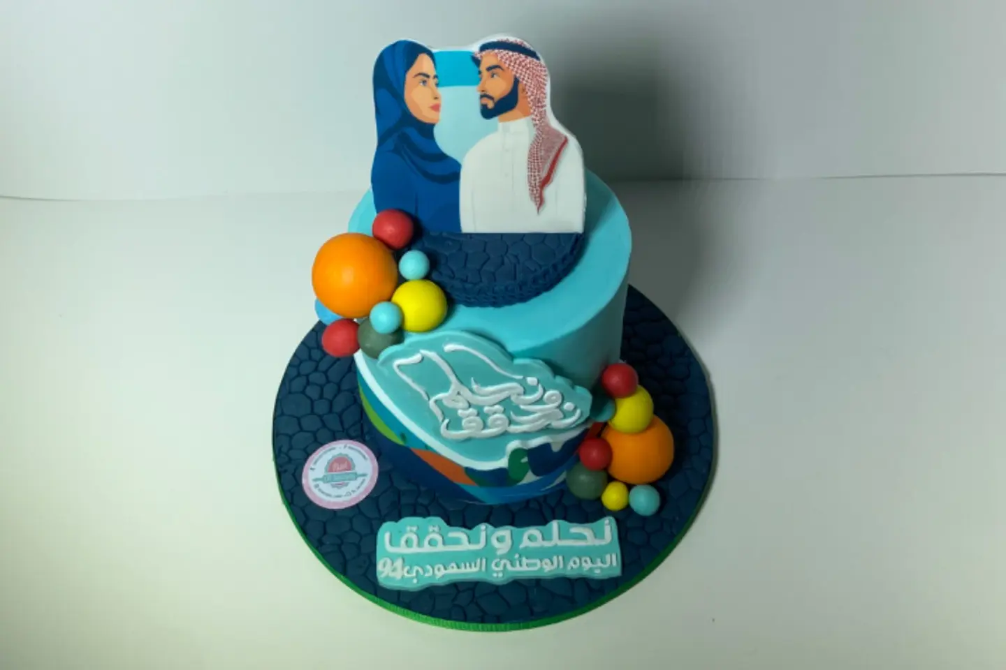كيك اليوم الوطني ازرق فاتح