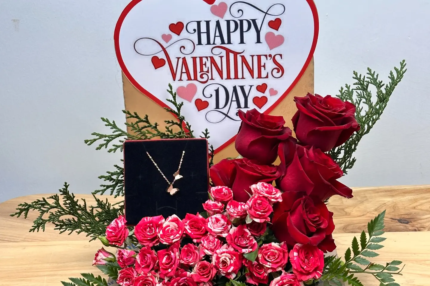 يوم الحب مع قلاده الفراشه