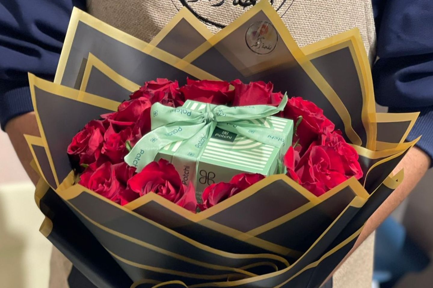 باقة جوري أحمر مع شوكلت باتشي