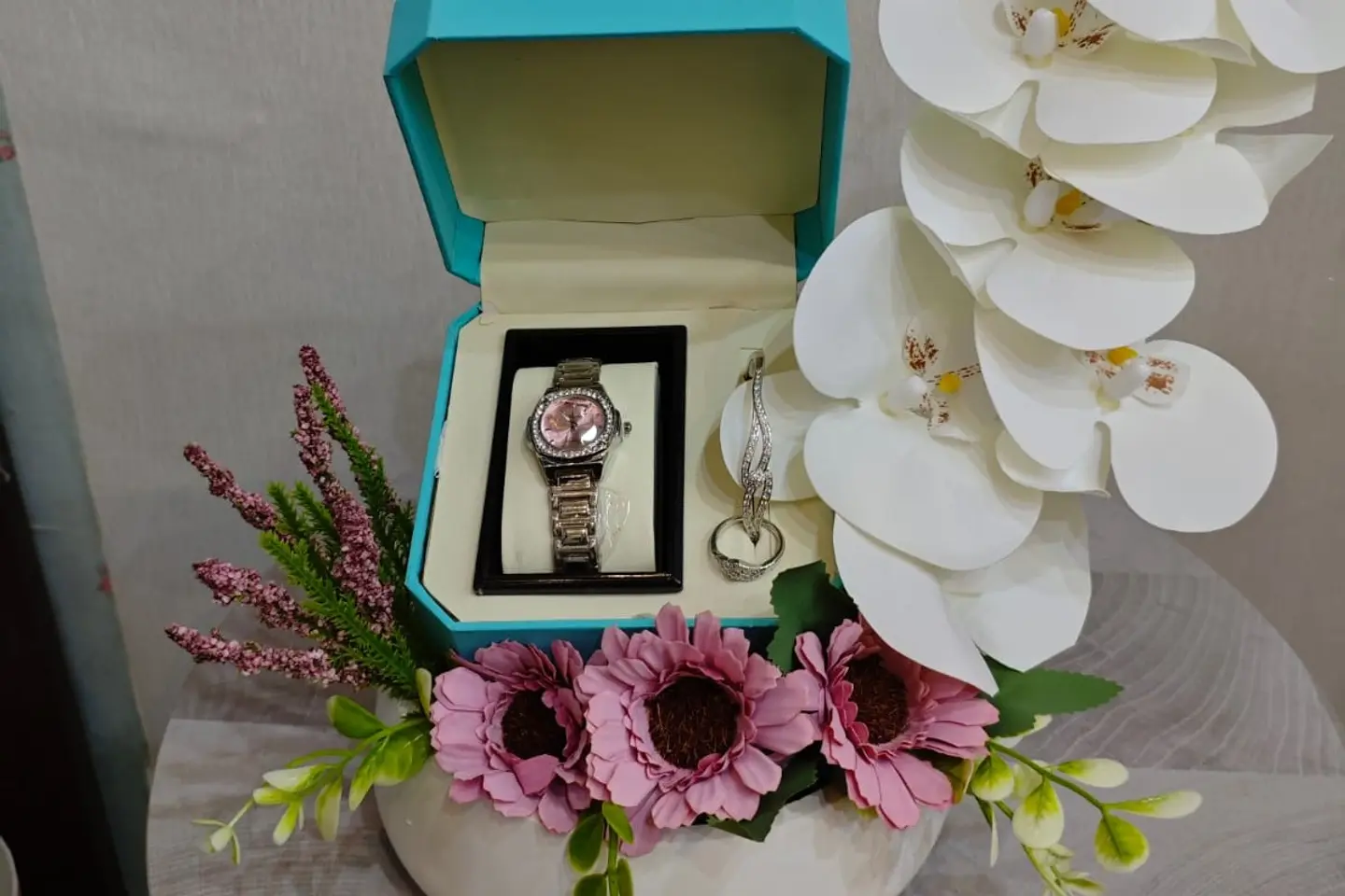 طقم ساعة وسوار نسائي باللون وردي