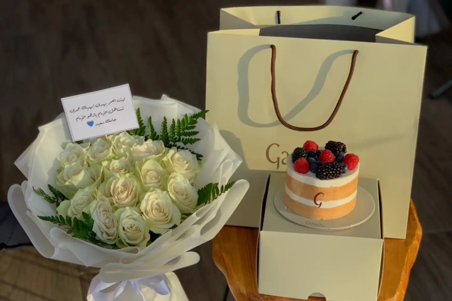 باقة جوري ابيض كيك جاناش توت