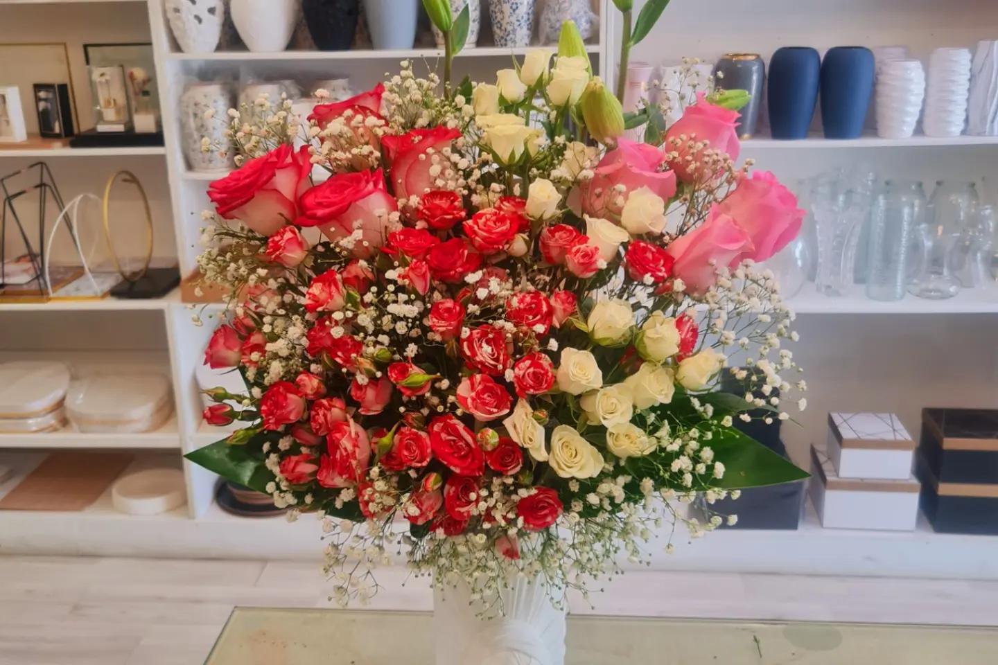 مزهرية من مزيج زهور الزنبق الوردية البيضاء الطبيعية